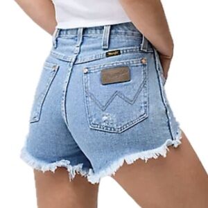 Wrangler Women’s light wash Jean shorts - blue